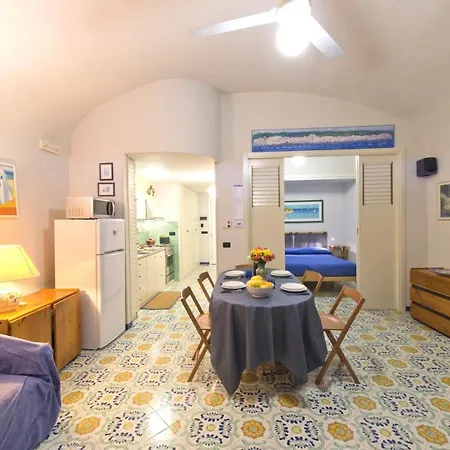Sleeps 4 Air Con Wifi