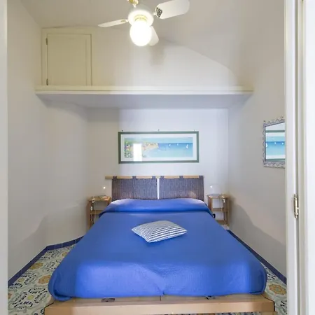Sleeps 4 Air Con Wifi